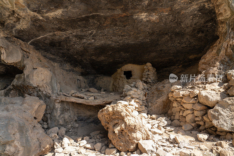 阿曼贾巴尔沙姆斯，瓦迪纳哈尔阳台边的石屋废墟