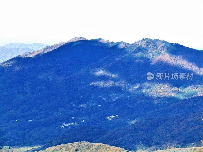 日本的蓝山。筑波山全景。