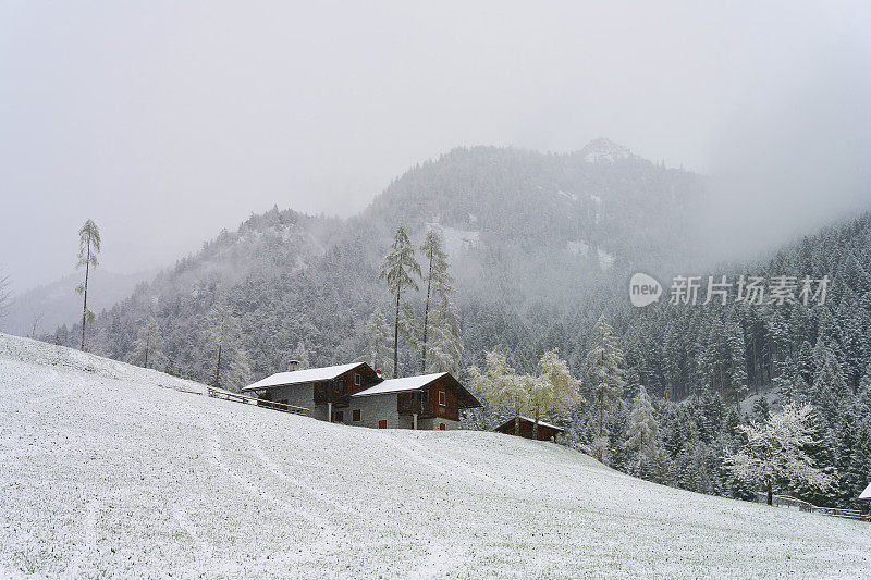 雪山边的传统房屋