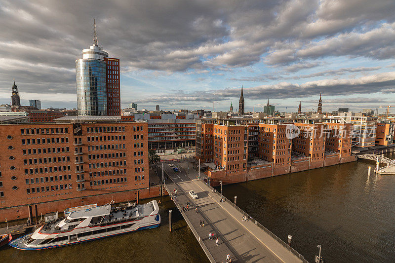 汉堡港城区的Speicherstadt。德国风景，德国旅行摄影。易北河与商业码头的照片。夕阳和天空，傍晚的好天气。港口的船只和建筑。