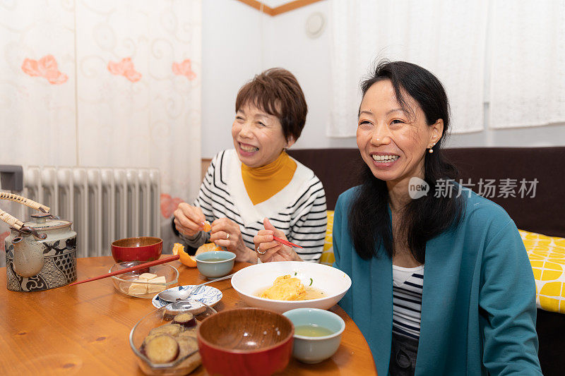 母亲和女儿正在享用晚餐