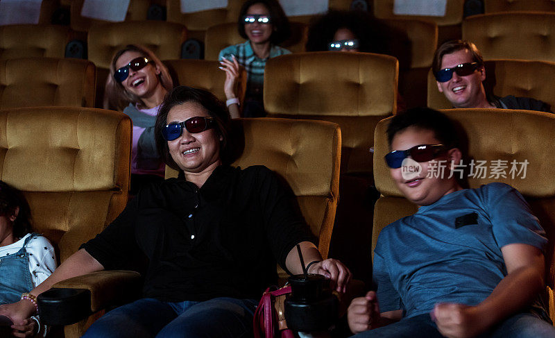 一群人在电影院快乐地看电影