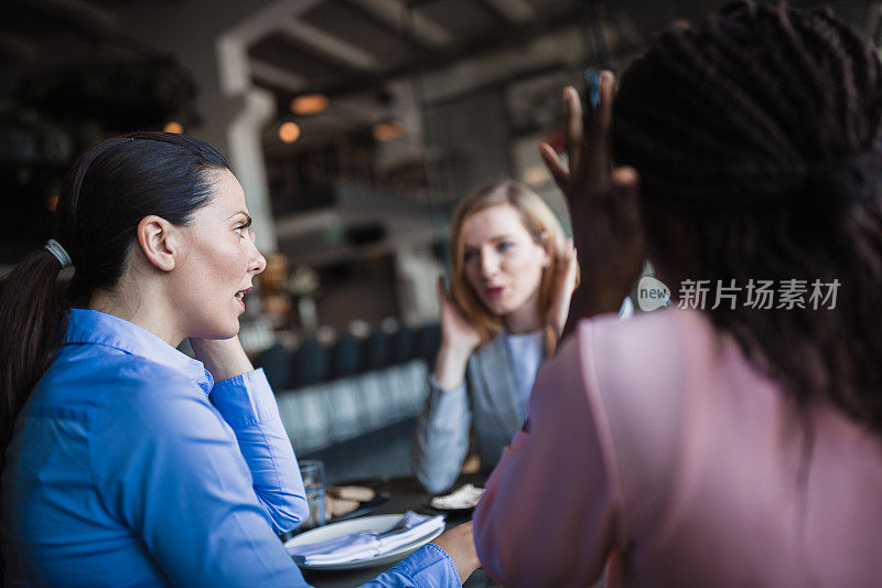 女商人在餐馆开会