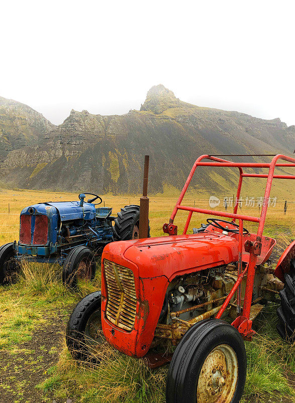 冰岛:美丽风景中的老式拖拉机