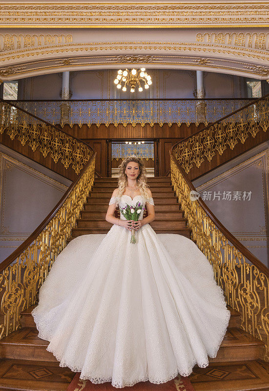 新娘礼服和花束-在皇宫举行婚礼
