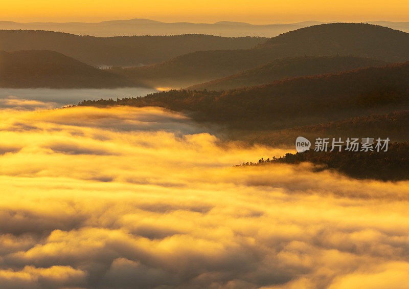 日出时的晨雾填满了佛蒙特州的绿山山谷