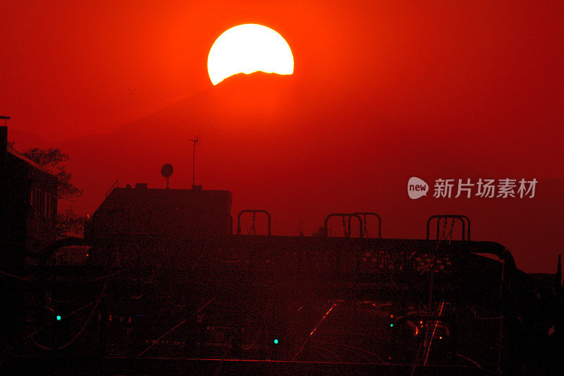 富士山的日落和日落后:从东京看