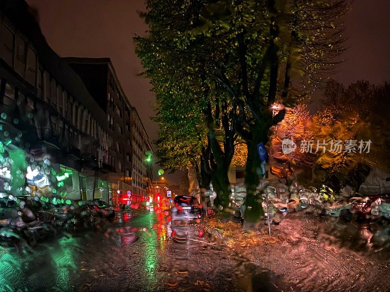 在下雨的夜里开车