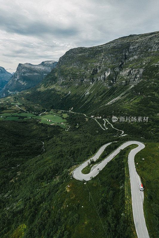 挪威发夹公路上露营车的鸟瞰图