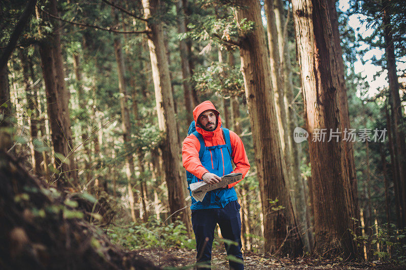 一名男子在日本森林里徒步旅行