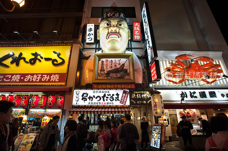 日本大阪道顿堀的钏胜达间餐厅外的著名“愤怒的厨师”广告牌