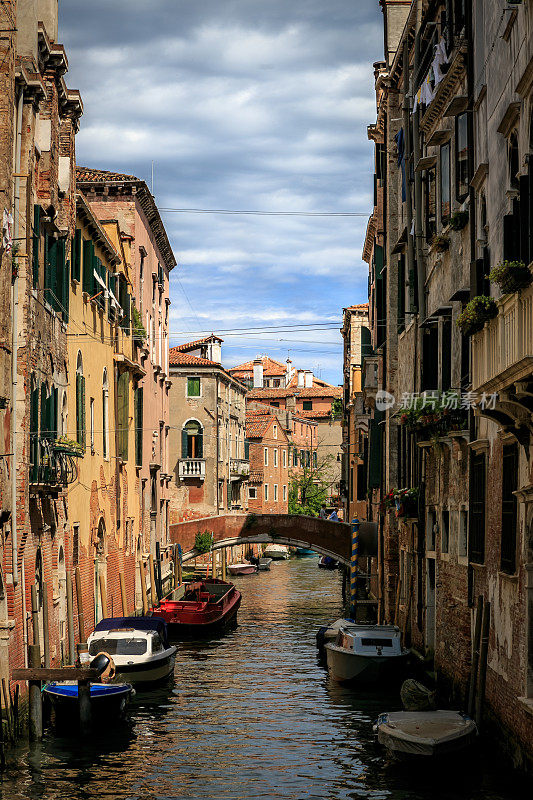 典型的威尼斯运河和贡多拉