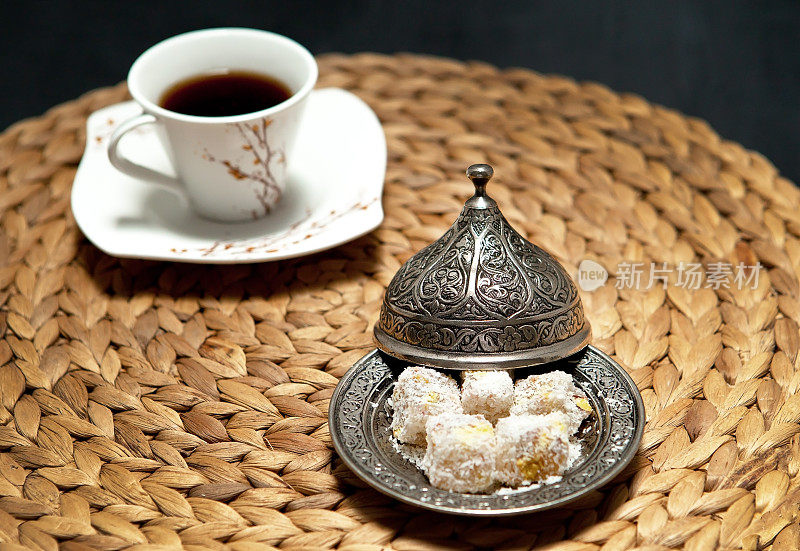 传统土耳其咖啡和土耳其软糖
