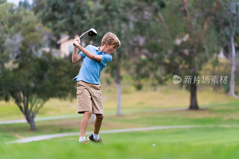 9岁男孩打高尔夫球