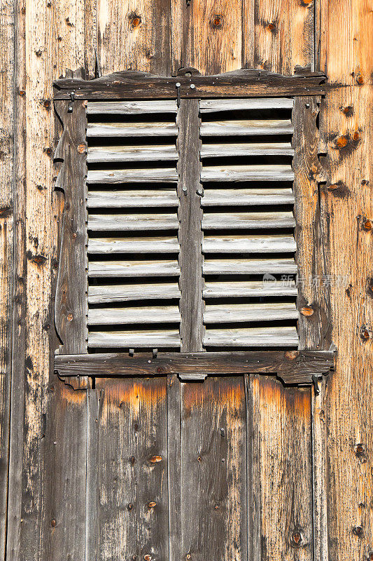 一个旧木屋的紧闭的百叶窗