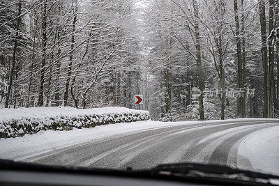 汽车在雪地里行驶