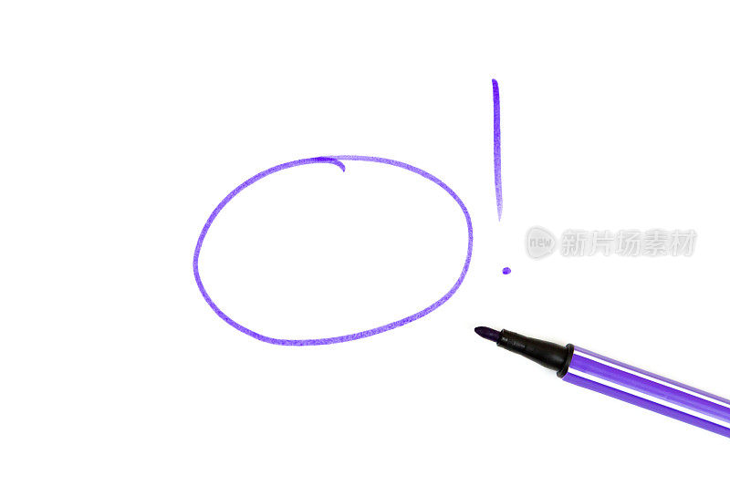 紫色圈与感叹号和紫色标记在白色背景与空白文字