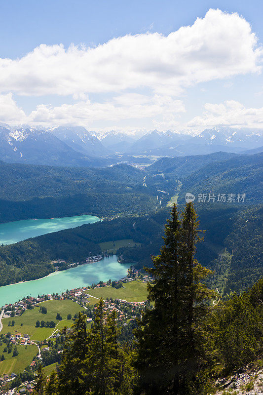 从赫尔佐格斯坦德山到瓦尔chensee湖的景色，以阿尔卑斯山为背景