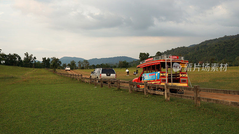 传统独特的皮卡运输与广告在缅甸语言与草山背景