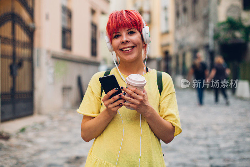 拿着电话的都市女孩