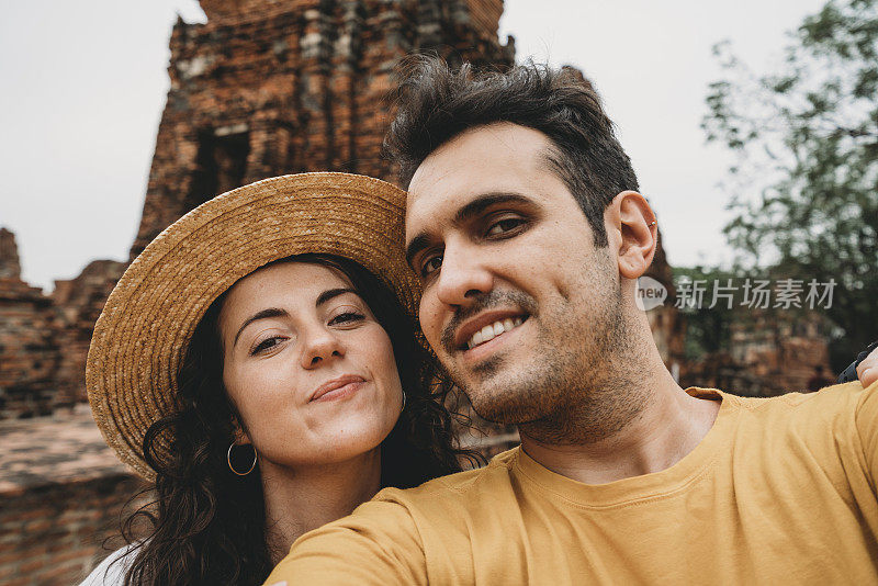 一对年轻夫妇在泰国大城府一座寺庙附近自拍