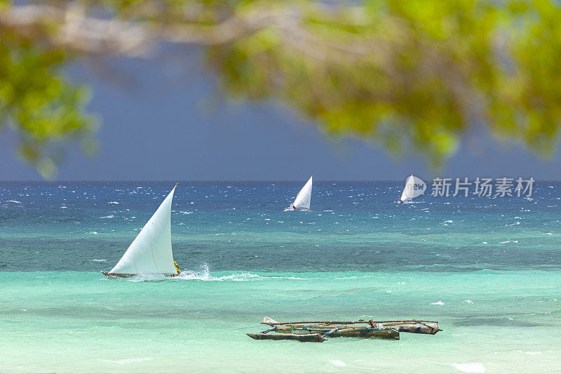 在蓝天白沙的海滩边的海上航行。