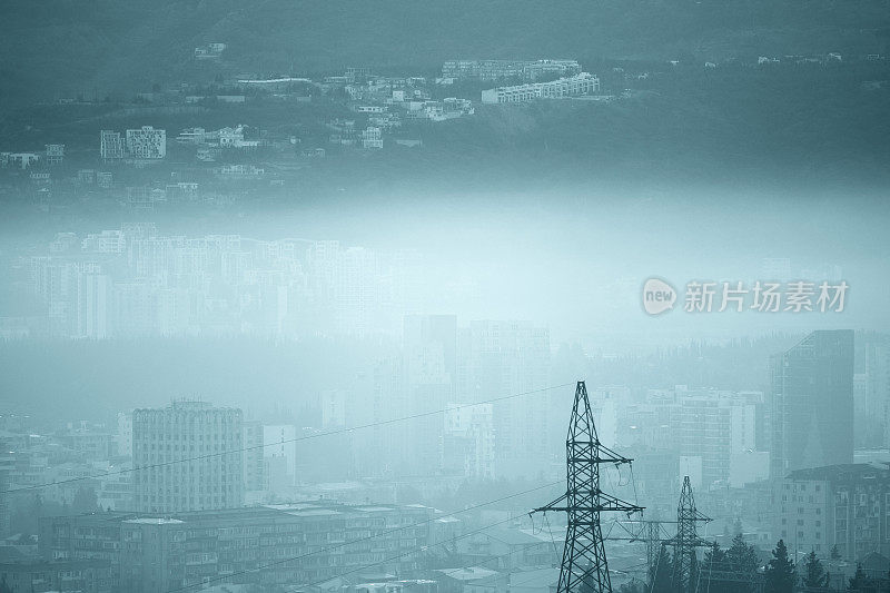 人口污染区。城市笼罩着浓重的烟雾。