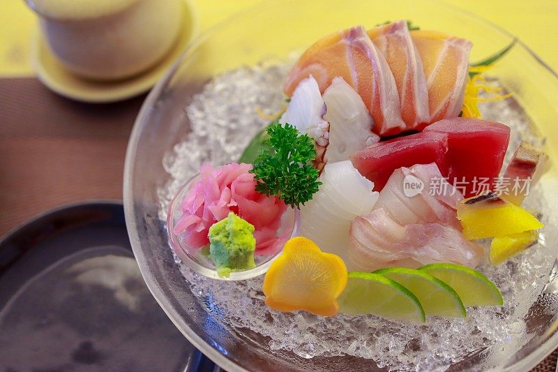 生鱼片由日本寿司厨师