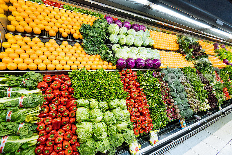 超市里的水果和蔬菜货架