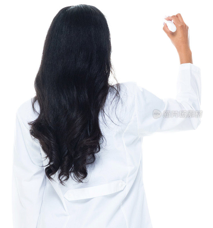 z一代的女学生穿着实验服，拿着笔站在白色背景前