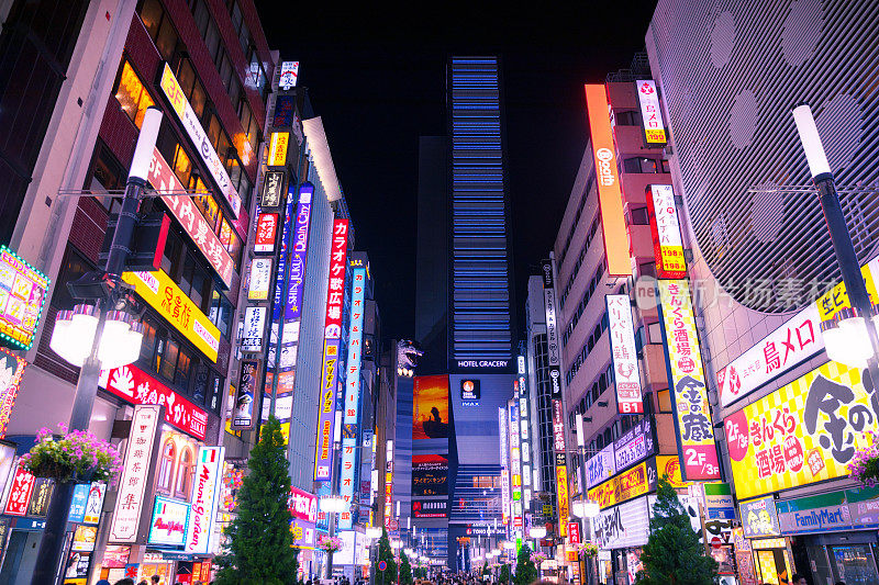 日本东京歌舞伎町(新宿)的夜景街景