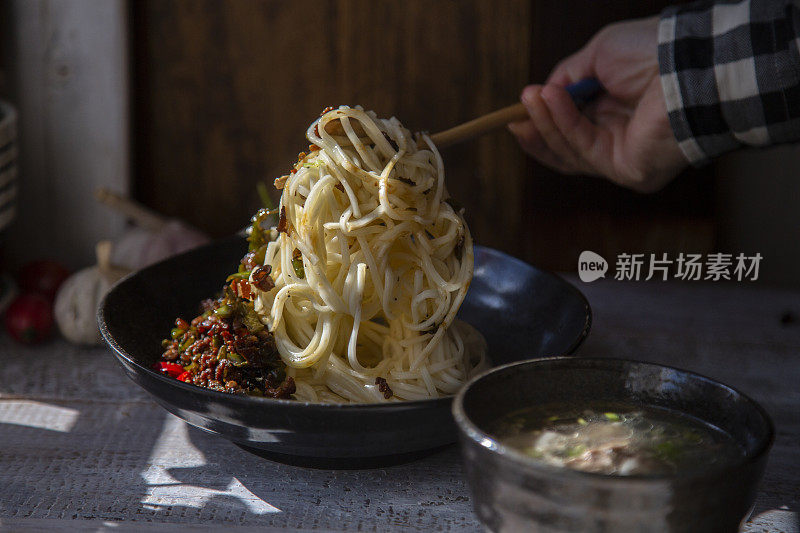 中国自制肉汁面，配肋排肉汤