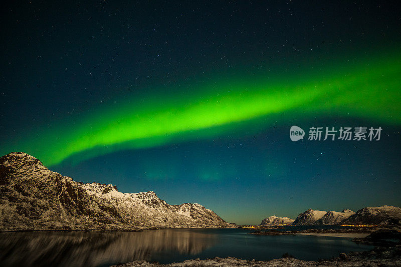 令人惊叹的北极光，北极光越过欧洲北部的山脉——挪威罗浮敦群岛