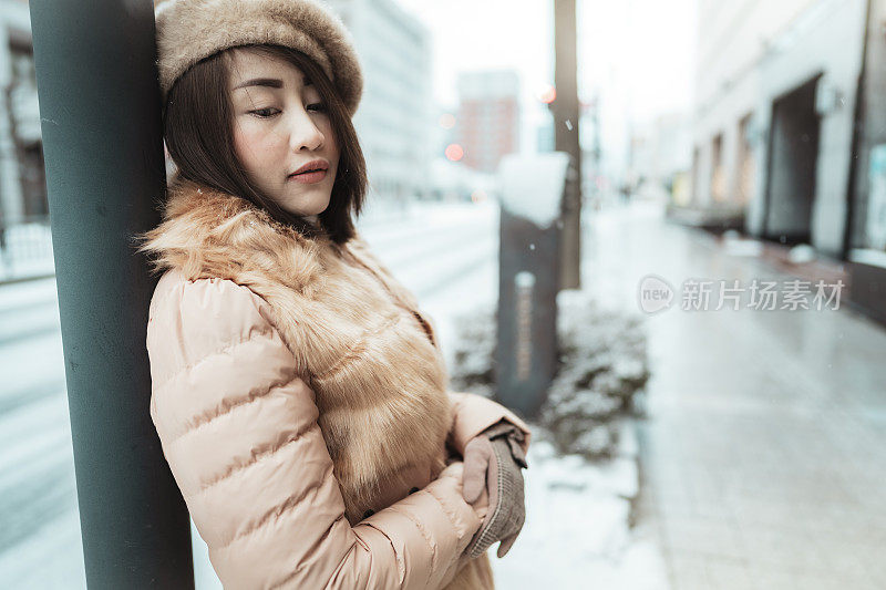 年轻的女游客有一个美好的时间与雪在日本