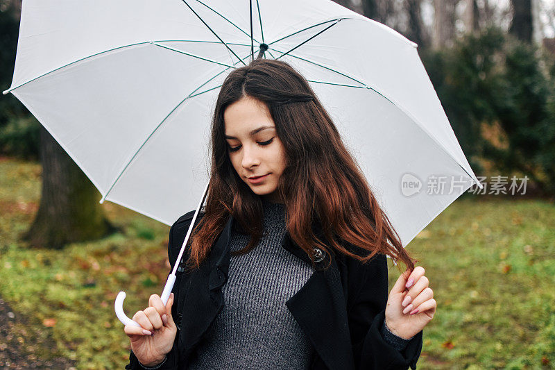 美丽的年轻女子享受着雨天