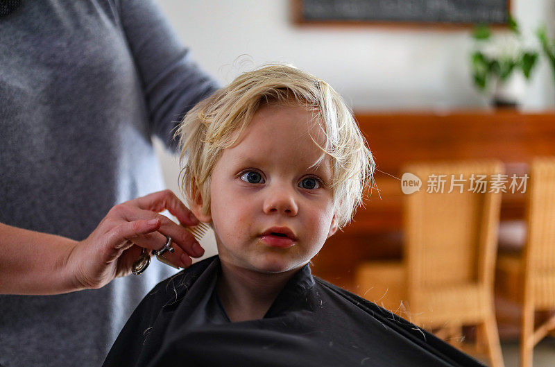 一个小男孩在理发