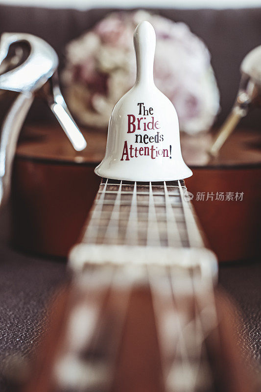 吉他指板上的铃铛上写着“新娘需要注意!