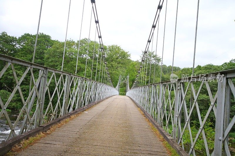 怀伊河上的吊桥
