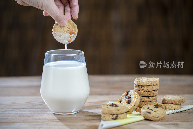 家里烤的蔓越莓饼干和一杯牛奶