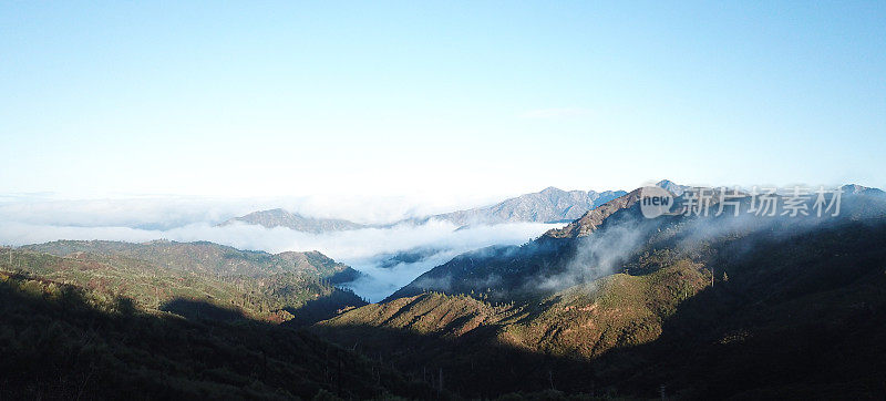 云在北加州荒野山脉上滚动