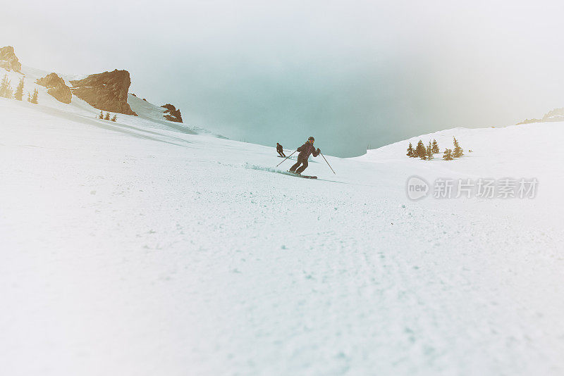 一群朋友一起滑雪