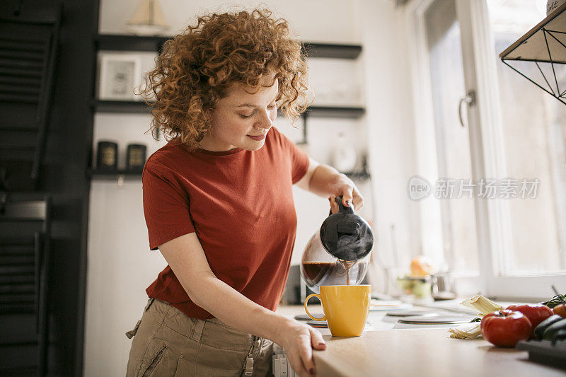 年轻的红发女人在做她的清晨仪式