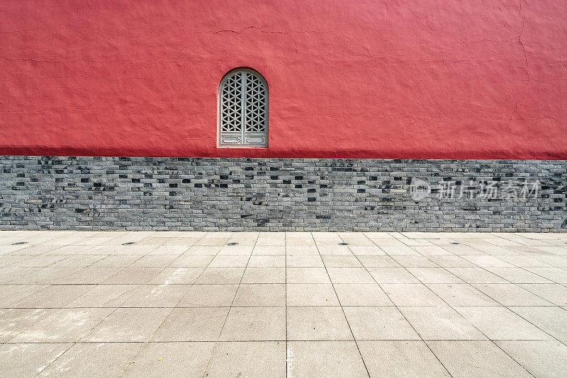 红色的墙和寺庙的窗户