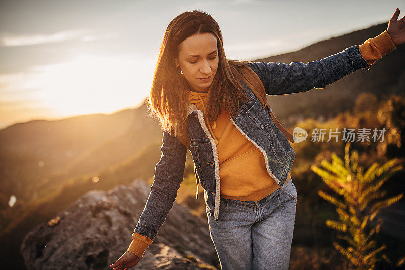 在山顶上行走的女人保持着平衡