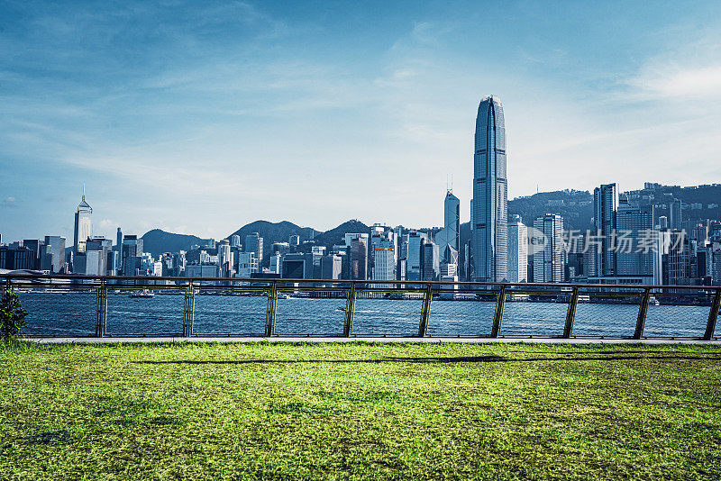 香港九龙至香港岛的维多利亚港天际线