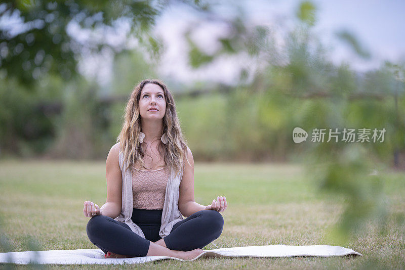 一个白人女人在公园里做瑜伽