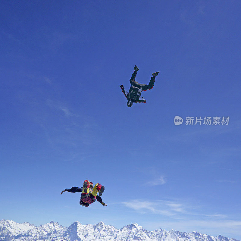 自由落体飞行者通过高山景观之上的崇高天空下降