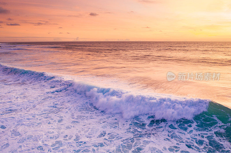 巴厘岛，海浪在日落。