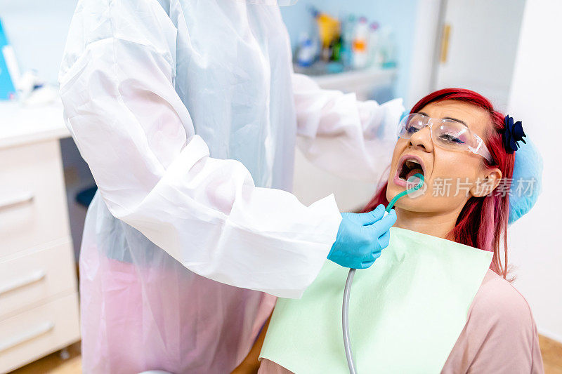 牙周病医师可调整吸痰管进入患者口腔，使治疗过程中操作更简便