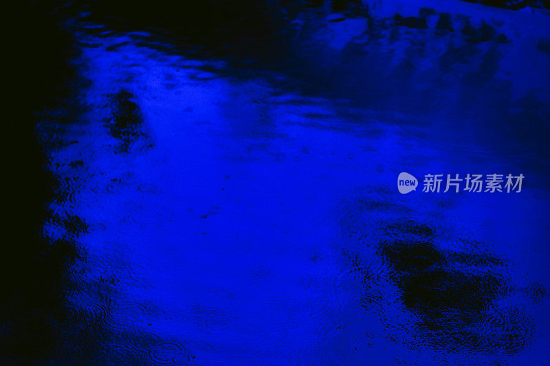 反射蓝色水模糊抽象背景Grunge